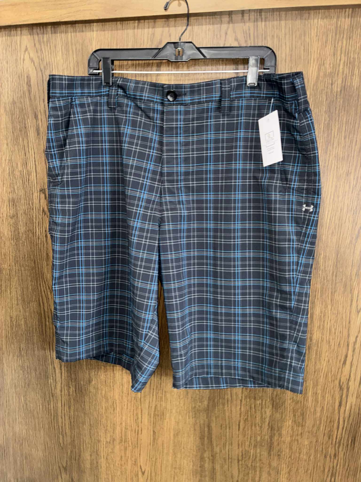 Under Armour Golf Shorts ~ Size 40