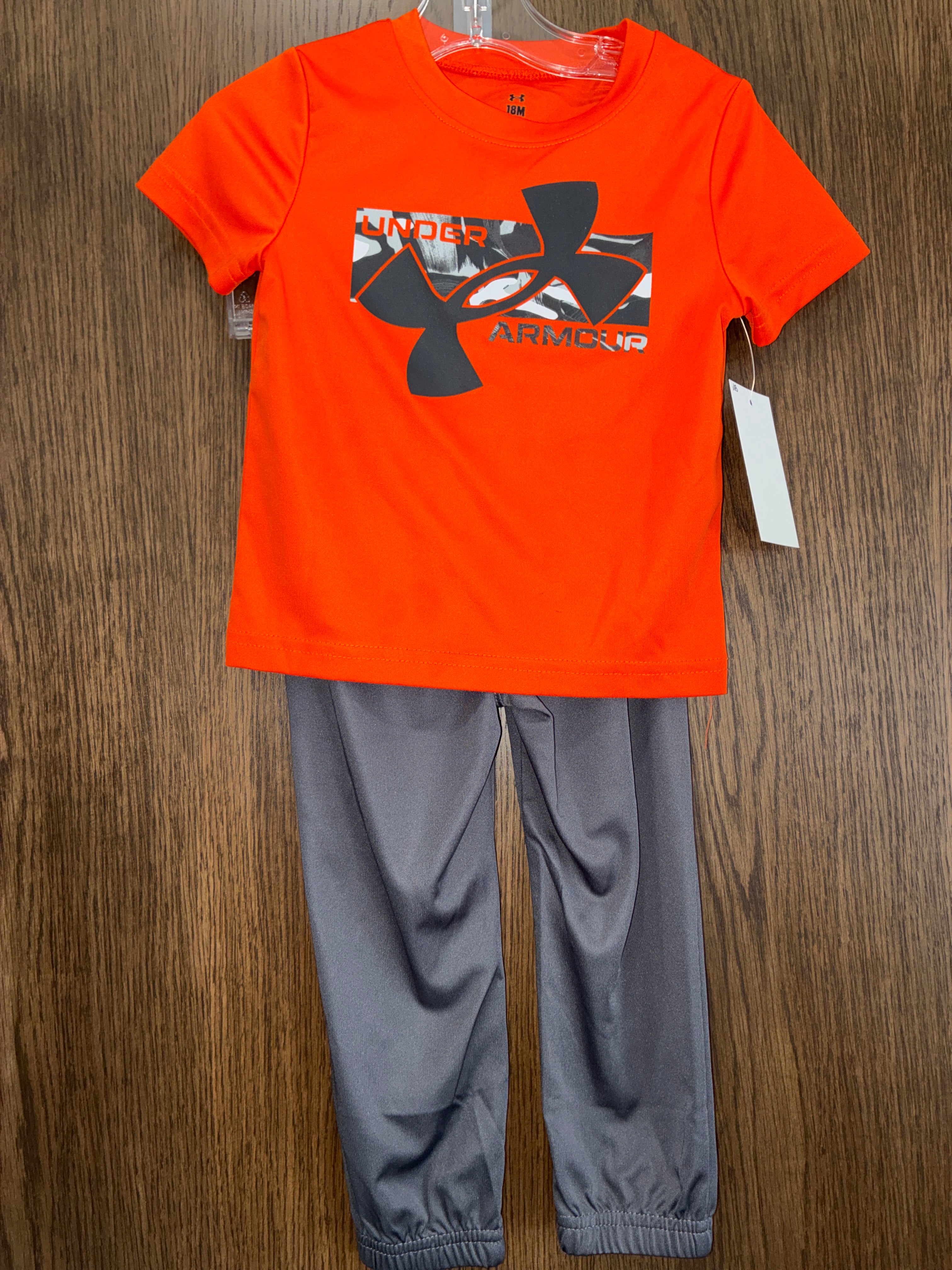 Boys  Under Armour T-Shirt & Joggers set size 18 Months
