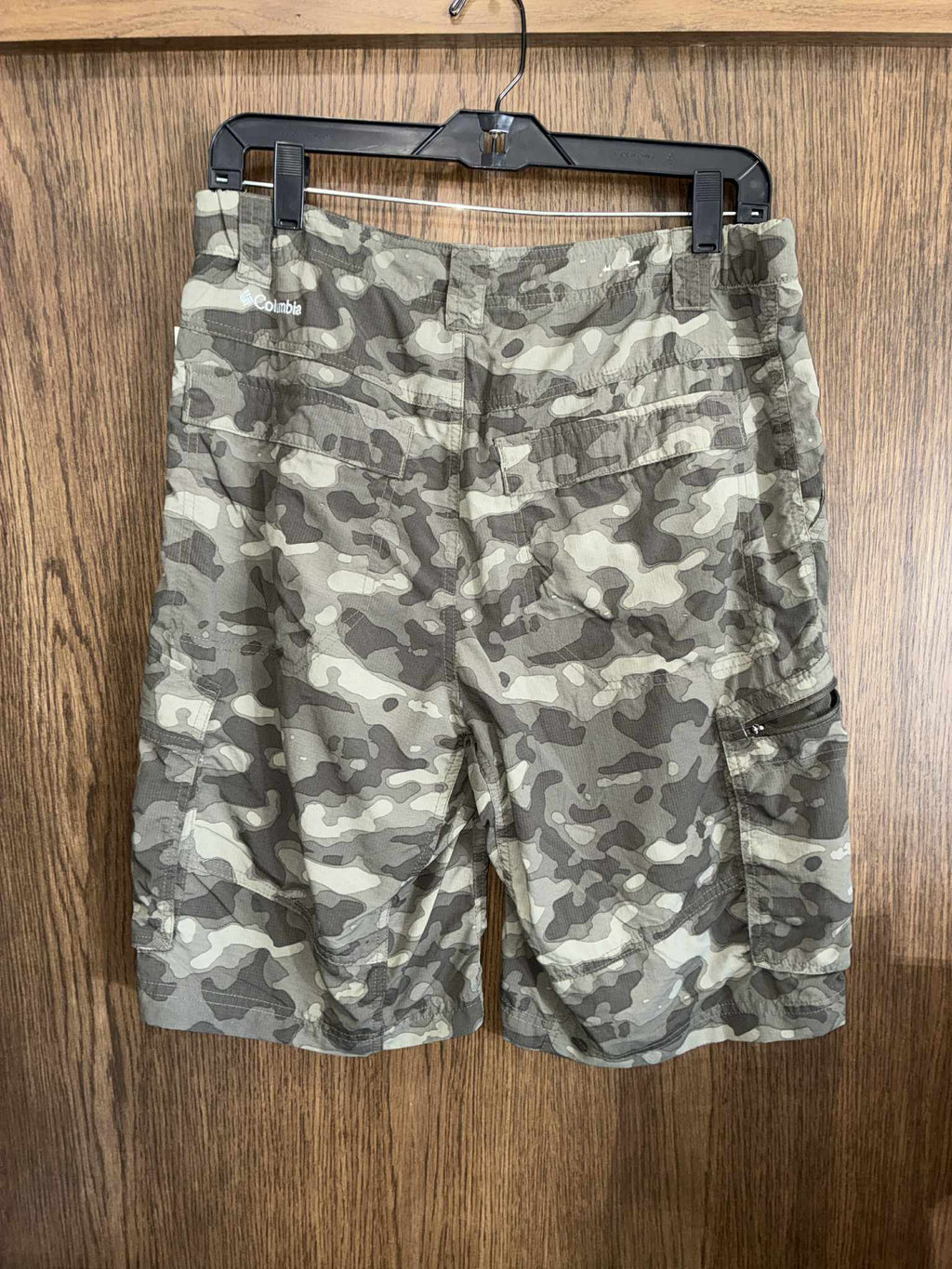 Columbia Camo Cargo Shorts ~ Size 32