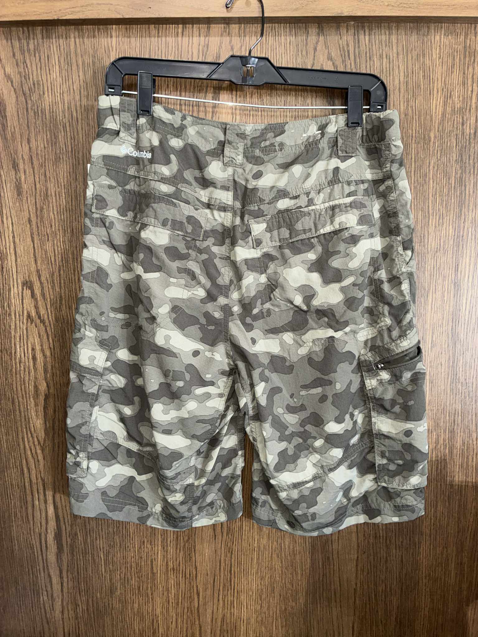 Columbia Camo Cargo Shorts ~ Size 32