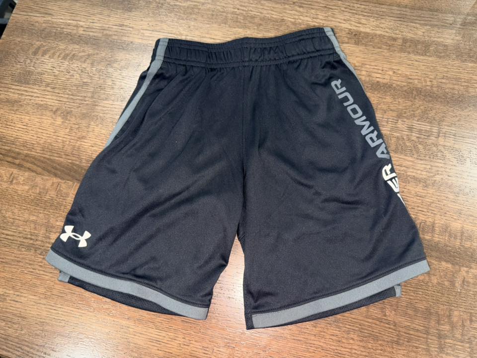 Under Armour Boys Shorts Size YSM 7/8 New Condition