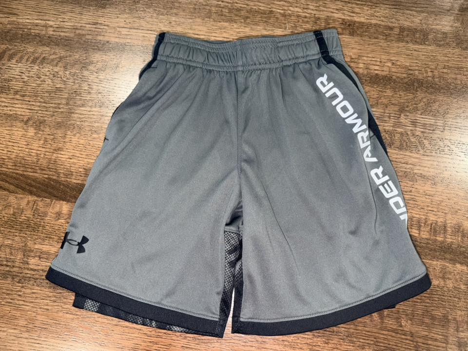 Under Armour Boys Shorts Size YSM 7/8 New Condition
