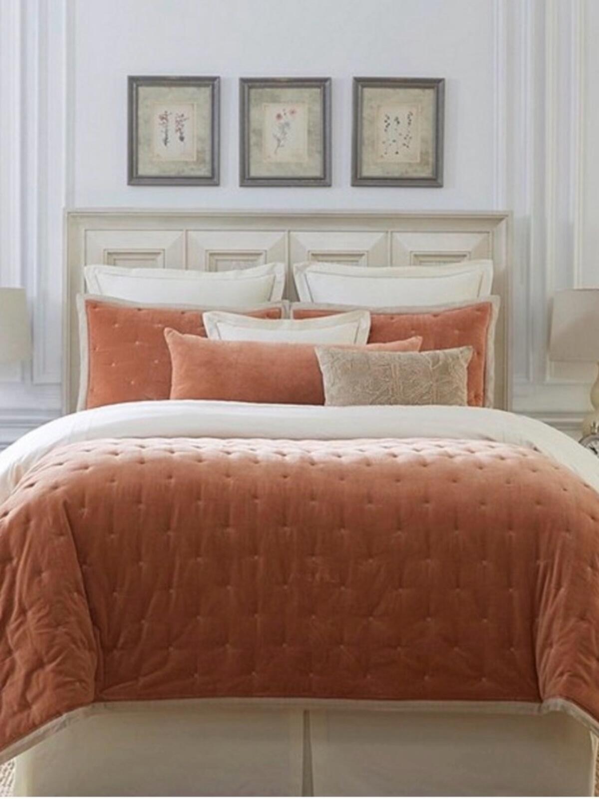 Southern Living Aurora
Velvet Quilt Full/Queen Bedding Set + Decorative Pillow