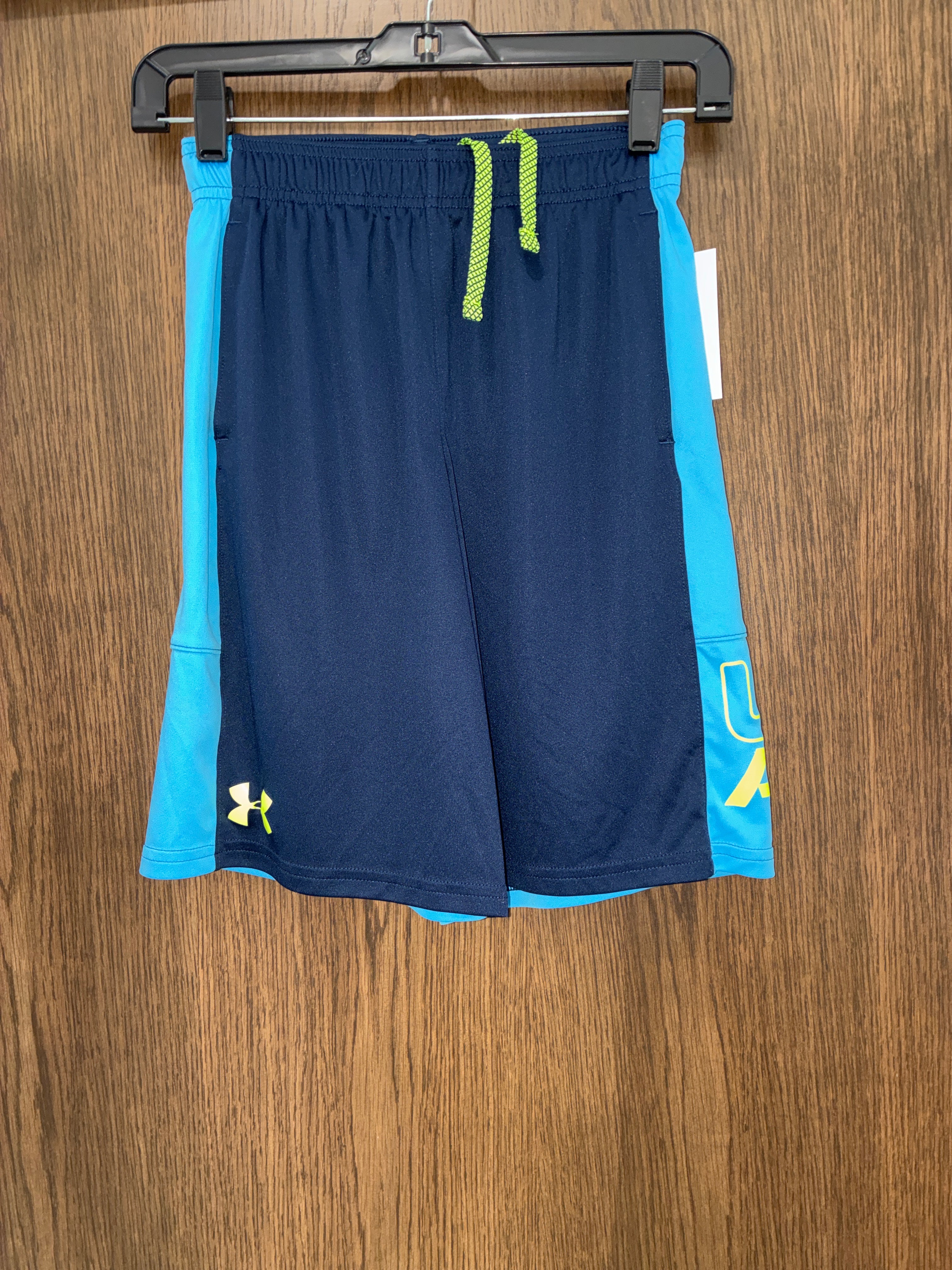 Boy’s Under Armour Shorts size Youth Medium