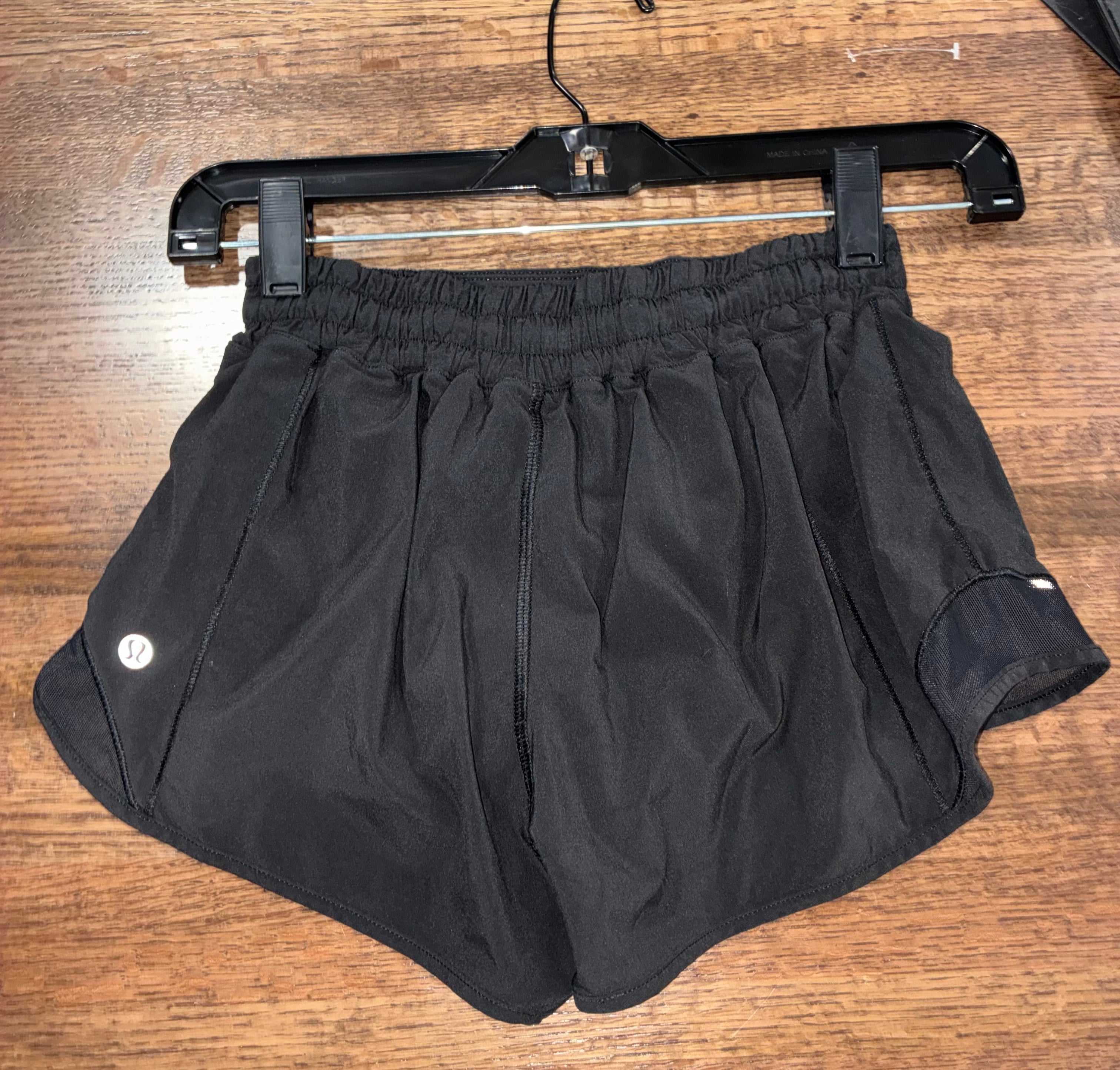 Women’s Lululemon Hotty Hot Shorts Size 4 • NOT Faded my phone hates black