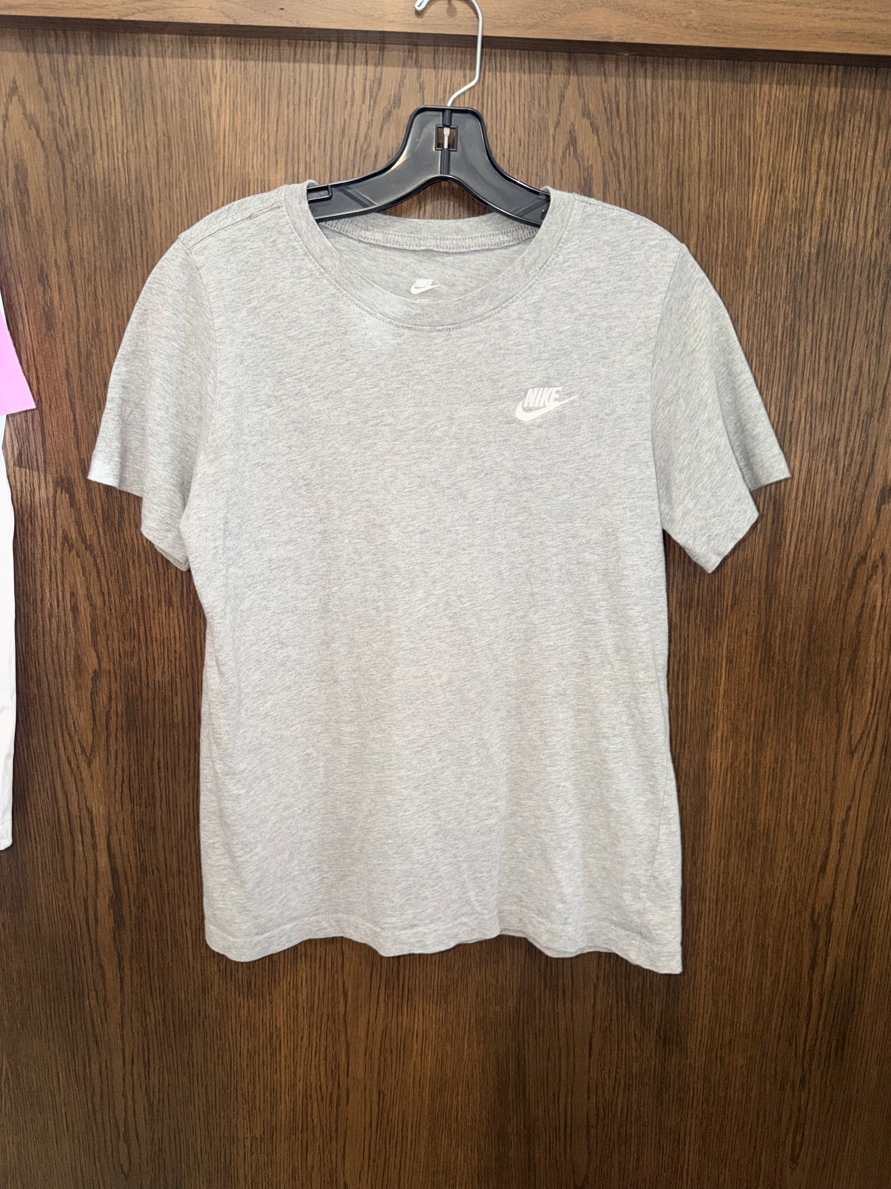 Nike Boys Club T-Shirt Youth XL 14/16 Like New