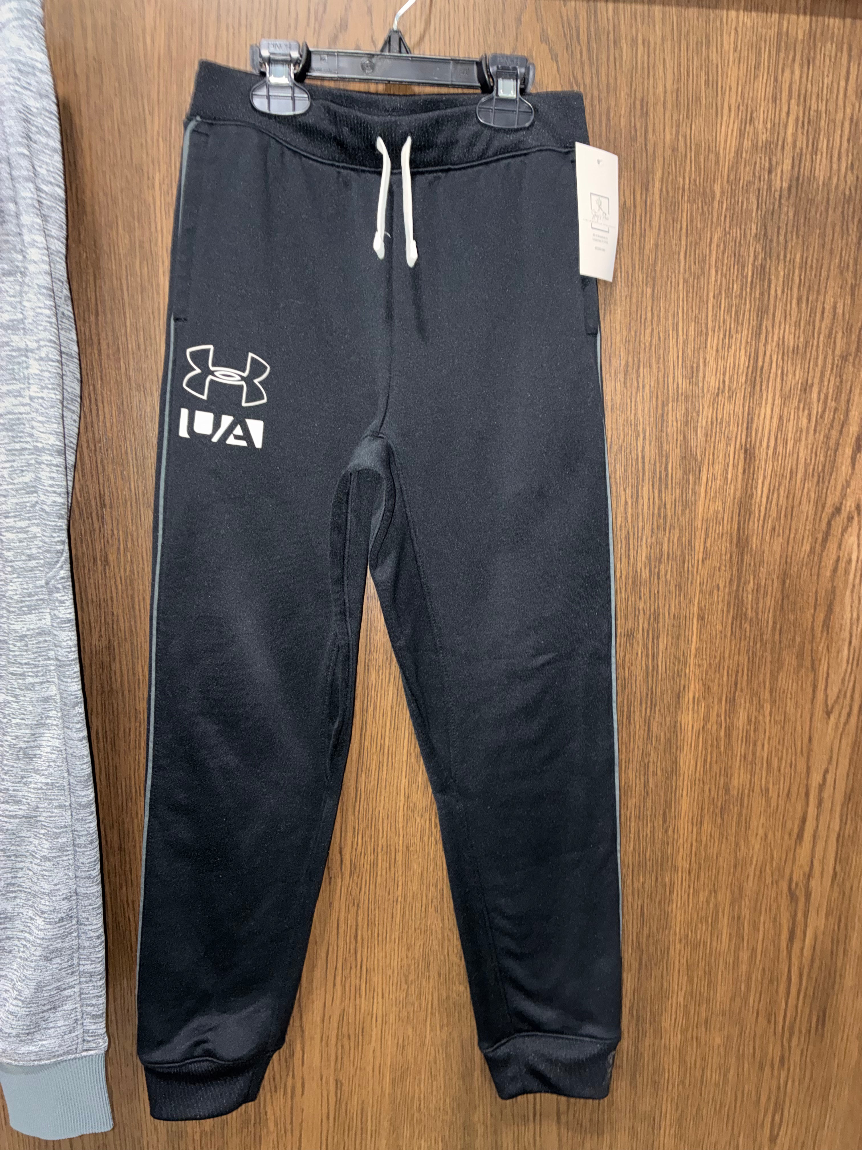 Under Armour Boys Joggers YM 10/12 New Condition