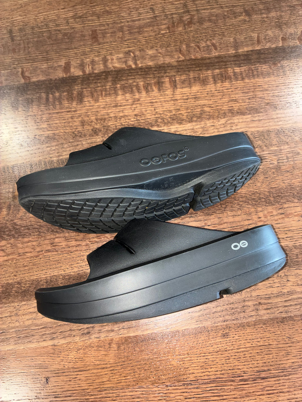 Ooahh Slide Sandals in Black by Oofos
women’s Size 8 EU 39 New Condition