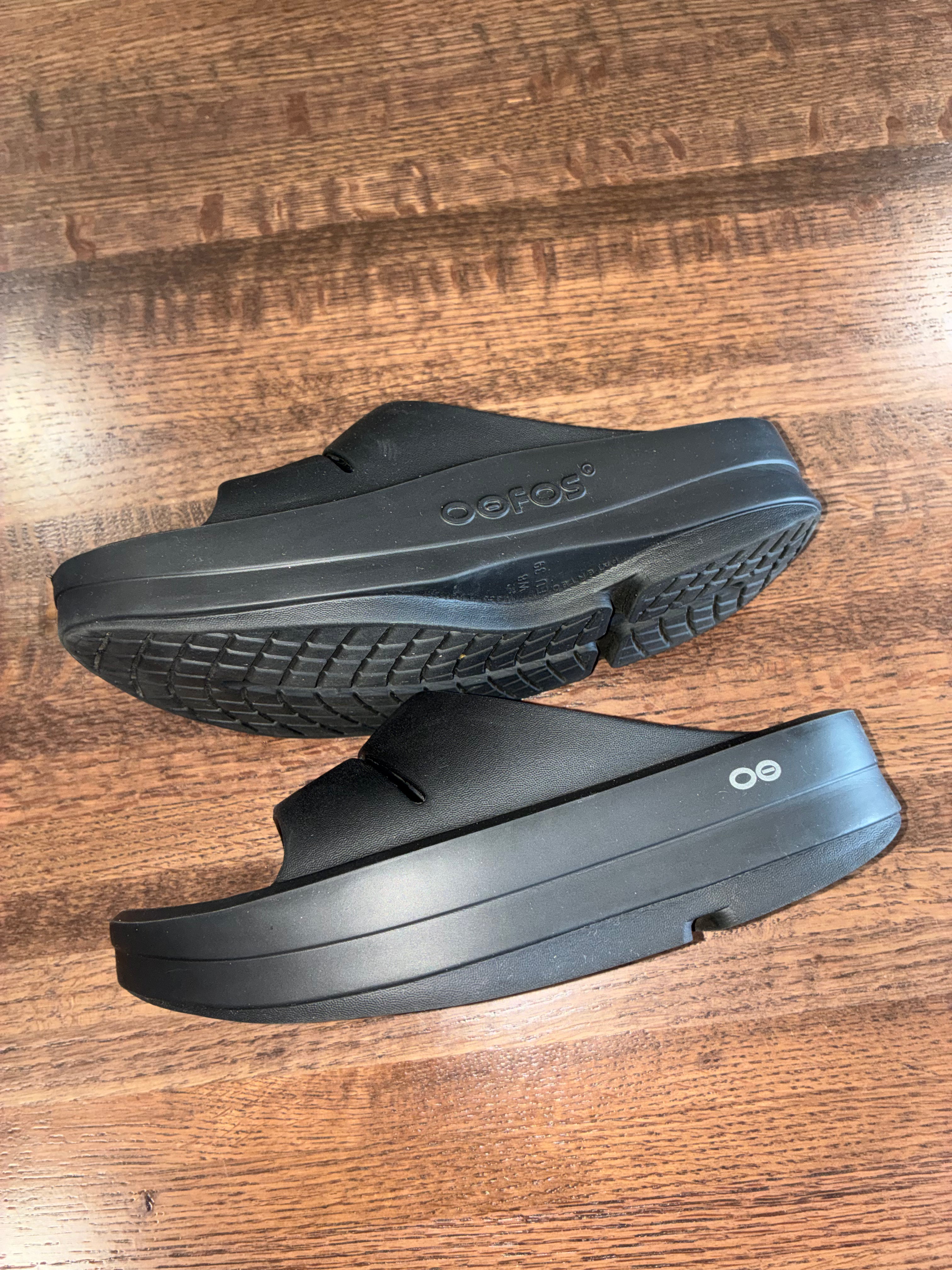 Ooahh Slide Sandals in Black by Oofos
women’s Size 8 EU 39 New Condition