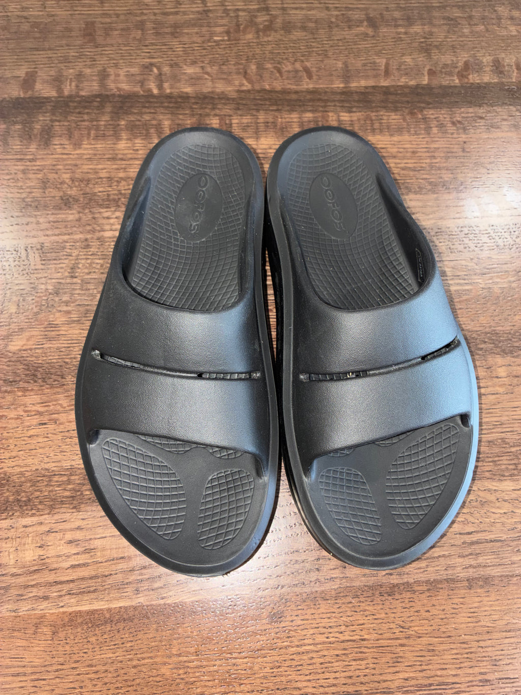 Ooahh Slide Sandals in Black by Oofos
women’s Size 8 EU 39 New Condition