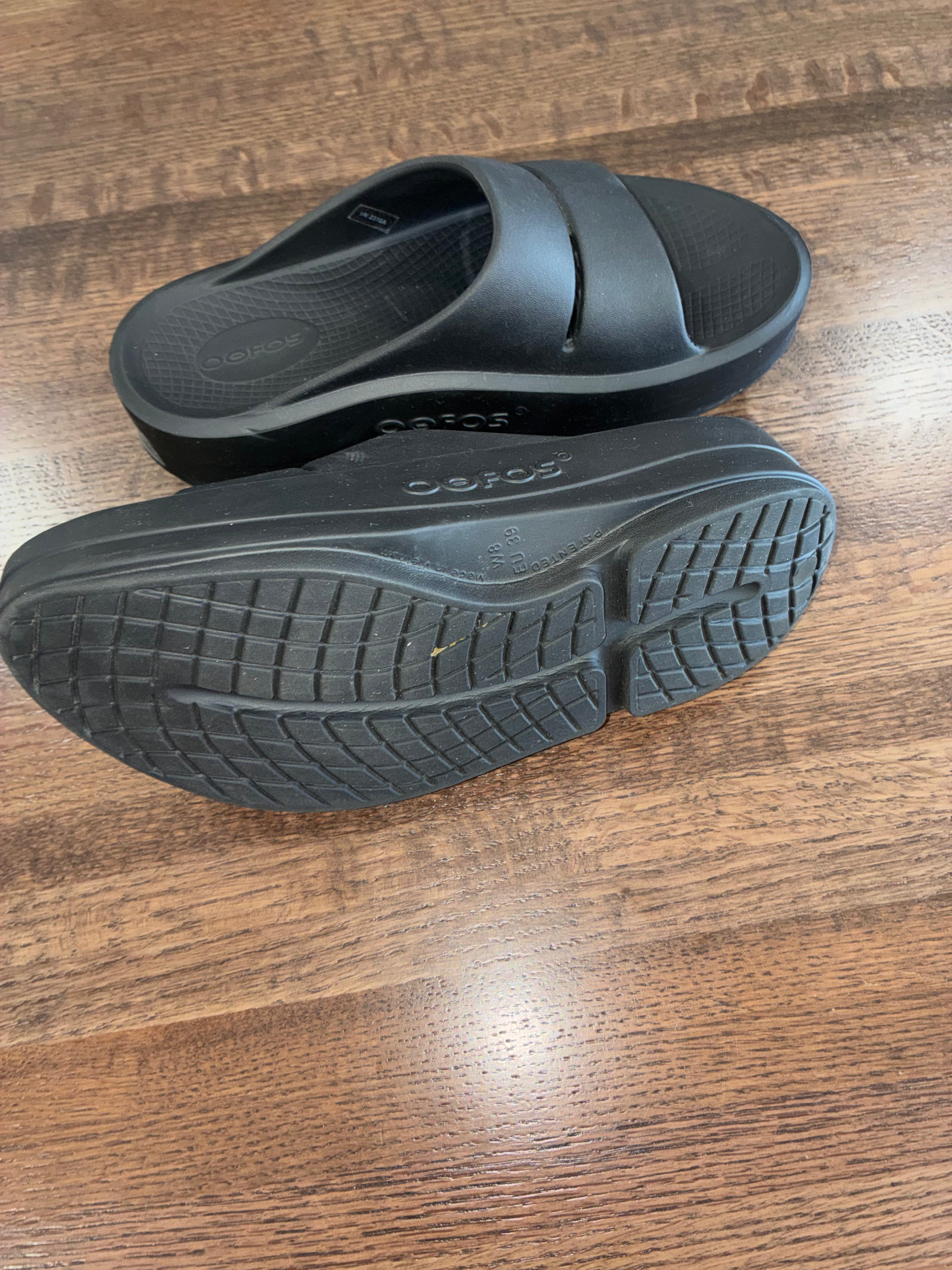 Ooahh Slide Sandals in Black by Oofos
women’s Size 8 EU 39 New Condition